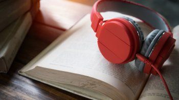 El formato de audiolibro cada vez toma m&aacute;s fuerza, especialmente con la cuarentena que obliga a la gente a refugiarse en sus hogares.