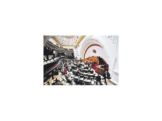 La Asamblea General, el parlamento unicameral de Venezuela, cuenta hoy con una mayoría calificada del chavismo. Como el Gobierno la perderá en la nueva conformación de la Legislatura, optó por el atajo de darse una ley habilitante que le permita gobernar por decreto.
