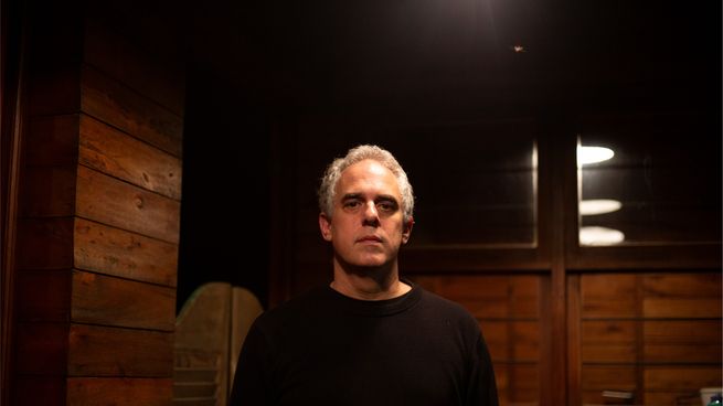 Federico León se mete con el mundo de los talleres de dramaturgia y actuación y los toma como material escénico. 