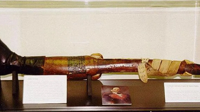 Se traslada al cementerio de Santa Paula en 1842, la pierna izquierda que Santa Anna perdió durante la invasión francesa de 1838.