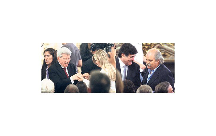 Encuentros en el Salón Blanco: Juan Carlos Fábrega, nuevo titular del Banco Central, y la senadora recién casada María Laura Leguizamón. En otro saludo, Carlos Zannini sonrió junto al ministro sciolista de Seguridad, Alejandro Granados, mientras Andrés “Cuervo” Larroque caminaba al frente del salón.
