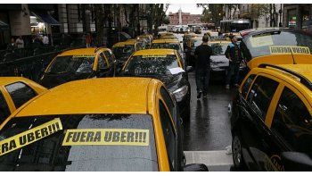 Taxistas cortaron calles en contra de Uber y colapsó el tránsito porteño