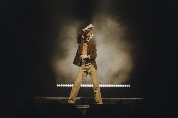 Jarvis Cocker desplegó toda su teatralidad en el Movistar Arena. Jarvis Cocker desplegó toda su teatralidad en el Movistar Arena.