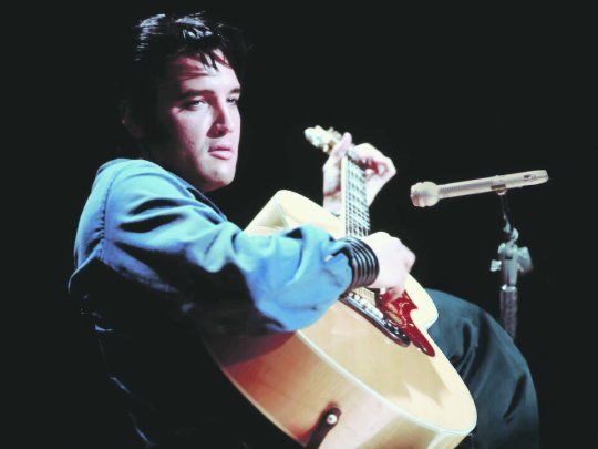 Elvis. Antes que del “Rey”, la serie de dos capítulos habla del “buscador”.