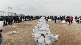 Los ciudadanos de Odesa se preparan para repeler a las tropas rusas.
