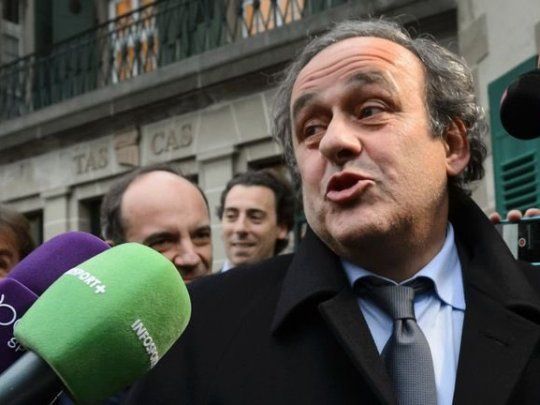 Michel Platini fue apresado y luego liberado en París, acusado de corrupción en la elección de Qatar como sede mundialista.