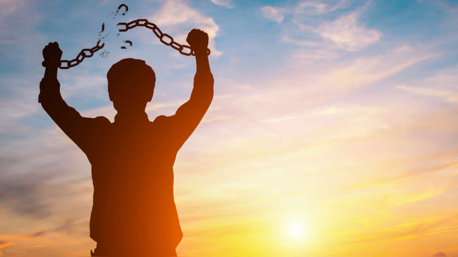 El desapego emocional es una actitud que nos libera de las cadenas del apego y nos permite vivir de manera más plena y consciente.&nbsp;