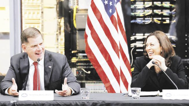 EN LA AGENDA. La vicepresidenta de Estados Unidos, Kamala Harris, y el secretario de Trabajo, Marty Walsh, participaron en una mesa de discusión sobre la compleja situación laboral en el país.