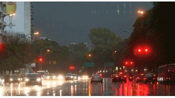 Temporal de viento y lluvia: desvían aviones y hay alerta de granizo