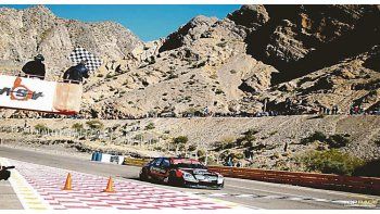 Festejo. Canapino pasa la bandera a cuadros con Mercedes Benz en San Juan, en una carrera en la que el fuerte viento El Zonda fue protagonista.