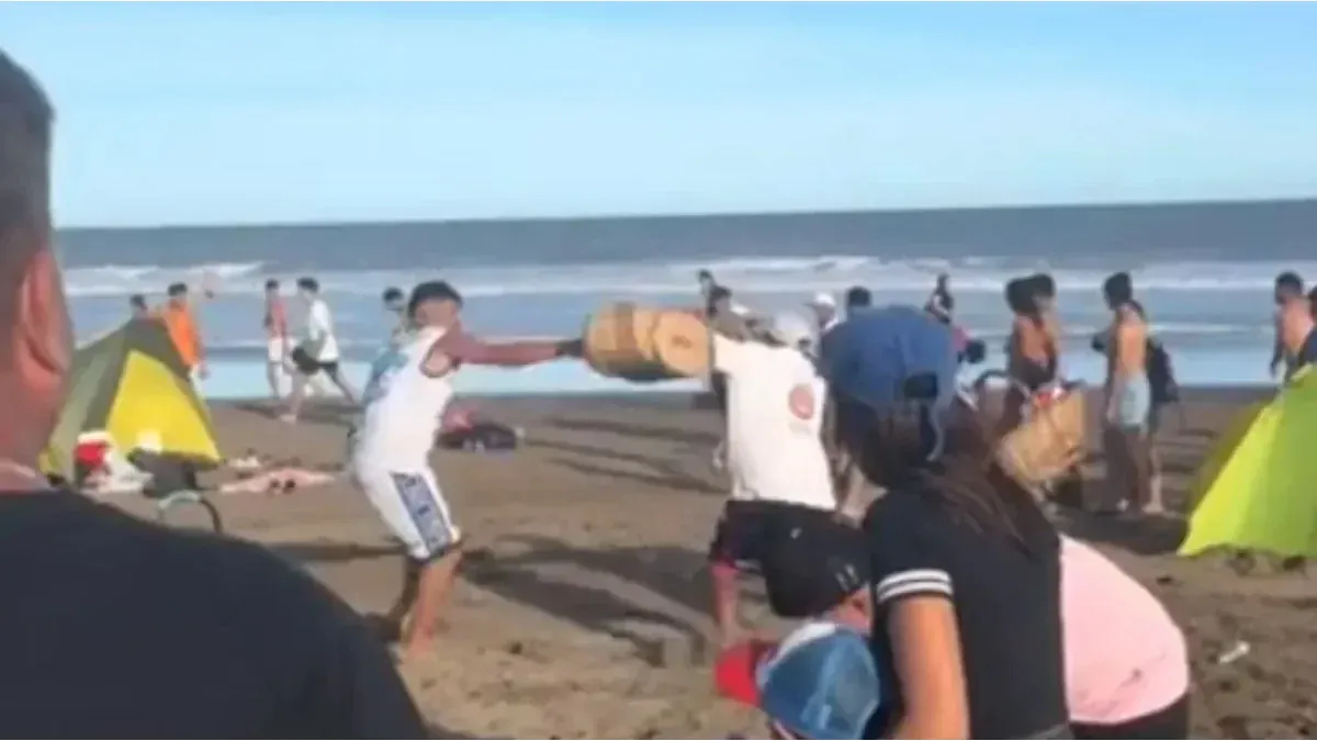 Video: brutal fight between churros and chipá sellers on the beach of Villa Gesell