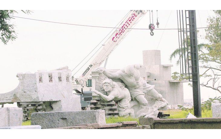 DESARMADO. Las piezas descansan sobre un terreno de la Costanera Norte. Hace pocos días, comenzaron algunas tareas de restauración de los bloques y las esculturas. Foto: Mariano Fuchila.