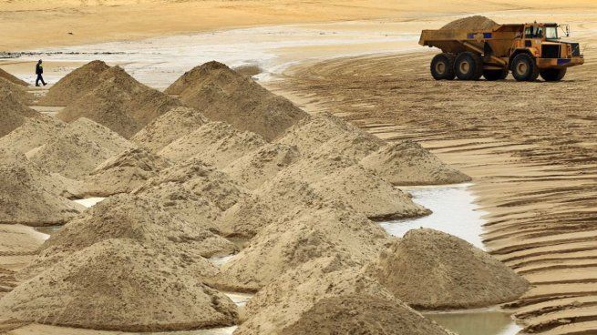 El Gobierno busca crear las condiciones para desarrollar un corredor fluvial que permita trasladar arena de fractura desde Entre Ríos hacia la Patagonia y reducir la fuerte dependencia del transporte por camión