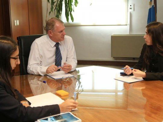 Ricardo Lissalde junto a representantes del gobierno británico.&nbsp;