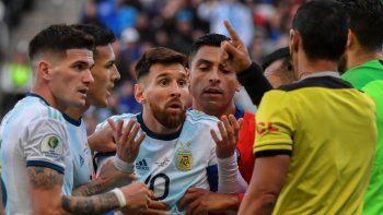 Lionel Messi intenta entender la expulsió de Díaz de Vivar durante el partido por el tercer puesto ante Chile.
