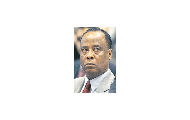 Conrad Murray, médico de Jackson: un juez entiende que hay evidencias para juzgarlo por homicidio culposo (no intencional). Ya le retiró la licencia.