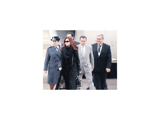 Cristina de Kirchner cuando arribó ayer a Mendoza, para participar de la cumbre del Mercosur y la Unasur.