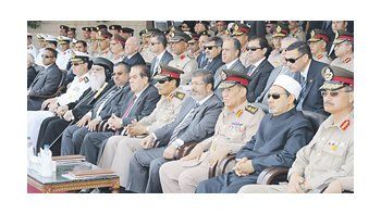 El presidente Mohamed Mursi, sentado ayer entre el mariscal de campo y hombre fuerte de Egipto, Husein Tantaui, y el general Sami Anan, en un acto de graduación militar en El Cairo.