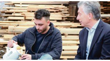 Mate. Mauricio Macri visitó ayer en Morón a Valentino Romano, un joven que se hizo cargo de una pyme maderera tras la muerte de su padre.