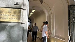 Argentinos votando en el Consulado General argentino en Montevideo.