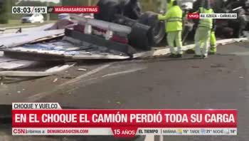 volco un camion con carne en la autopista ezeiza-canuelas y su conductor resulto herido