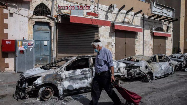 Autos quemados en las calles de Lod, Israel.