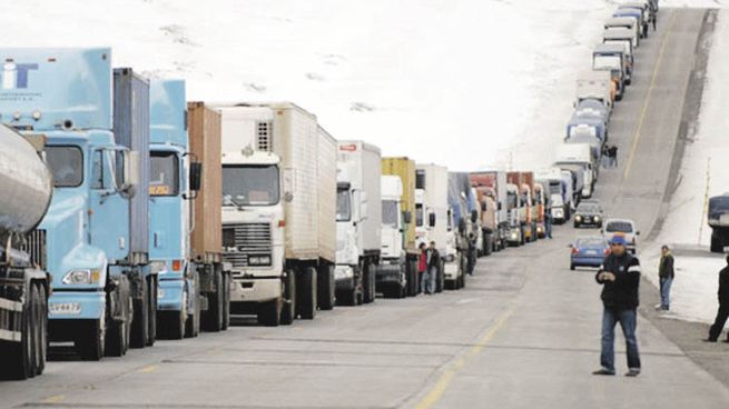 ZONA DE FRONTERA. Largas filas de camiones esperan en Mendoza abastecerse de combustible para seguir camino hacia Chile.
