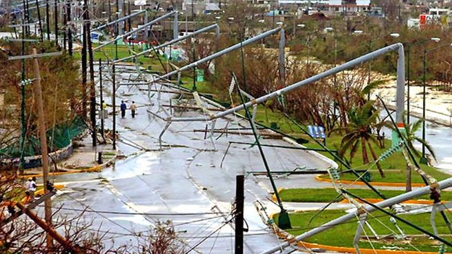 El huracán Wilma impacta Cancún y Playa del Carmen en el 2005, con vientos de más de 250 km/h.