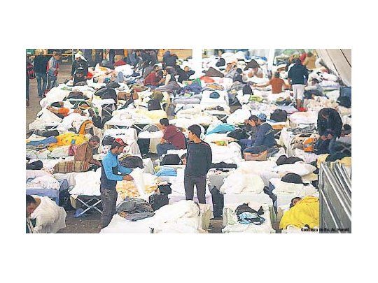 Decenas de personas descansan  en un campo de refugiados en Wiesen Austria. Alemania dio marcha atrás con la política de recepción  de solicitantes de asilo que había defendido la semana pasada.