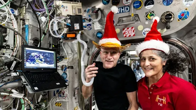 Suni Williams y&nbsp;Don Pettit, dos de los astronautas que se encuentran varados en la Estación Espacial Internacional, celebraron la Navidad con decoraciones enviadas por SpaceX.