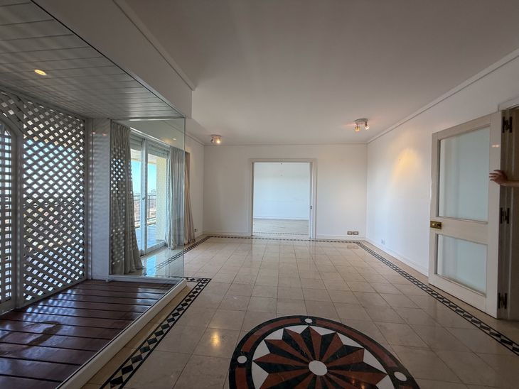 Living de la propiedad, que también es dúplex por tener dos pisos, ahora desocupada a la espera de su renovación Living de la propiedad, que también es dúplex por tener dos pisos, ahora desocupada a la espera de su renovación