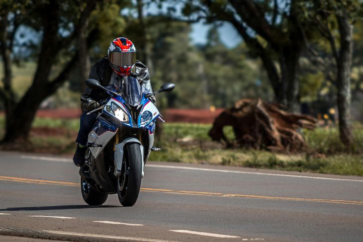 Un motociclista circula en ruta con una moto de perfil deportivo, una opción que prioriza rendimiento pero con menor protección y confort para viajes prolongados Un motociclista circula en ruta con una moto de perfil deportivo, una opción que prioriza rendimiento pero con menor protección y confort para viajes prolongados
