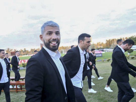 El plantel del seleccionado argentino se sacó la foto oficial y luego partió rumbo a Brasil para disputar la Copa América. Debuta el sábado ante Colombia.