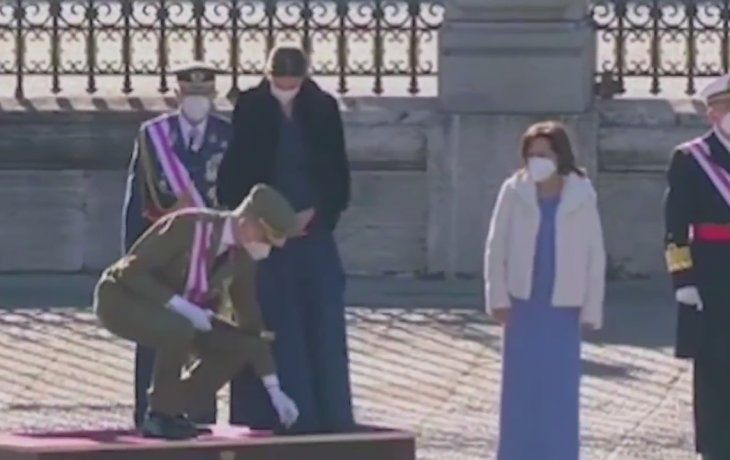 Momento en el que el rey Felipe toma el broche.