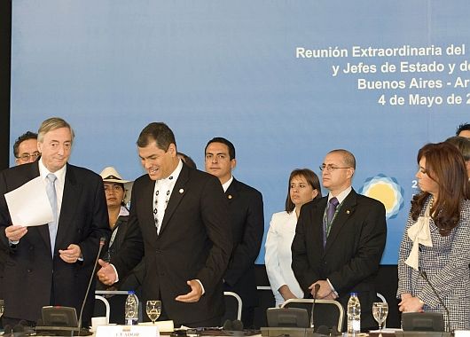 Tras los aplausos de rigor Correa dejó flotando una advertencia aunque sin demasiado ímpetu: Si llegaras a fallar querido Néstor, nosotros te lo demandaremos.