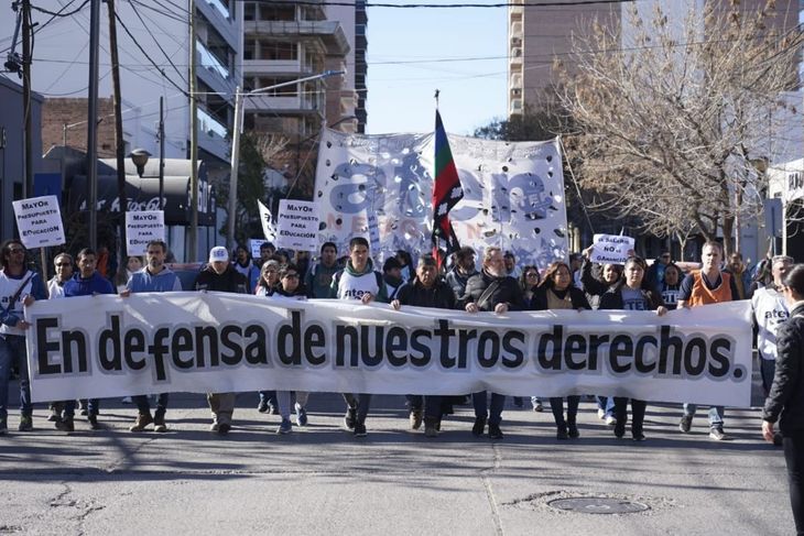 Marcha de ATEN por las calles de Neuquén.