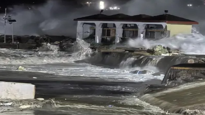 La fuerza del huracán Erick al impactar en las costas de Oaxaca.