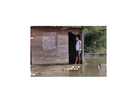 Crecidas afectaron barrios enteros.