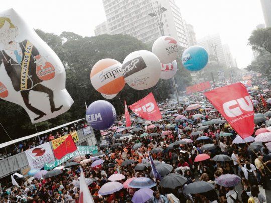 a la calle. La protesta de los trabajadores de la educación fue muy fuerte en San Pablo. En esa ciudad se manifestaron decenas de miles de personas y hubo piquetes a la entrada de la universidad local.