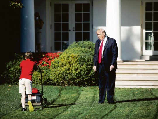 DESPEDIDA. A pesar de su intención de resistir el desalojo hasta el final, Donald Trump deja la Casa Blanca en medio de una notoria debilidad política y, pese al apoyo popular que mantiene, casi sin aliados en el establishment.