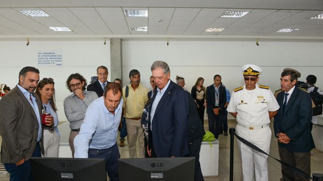 El titular del MGAP, Fernando Mattos, participó de la inauguración de escáneres para la detección de productos orgánicos en el puerto de Colonia, Uruguay.