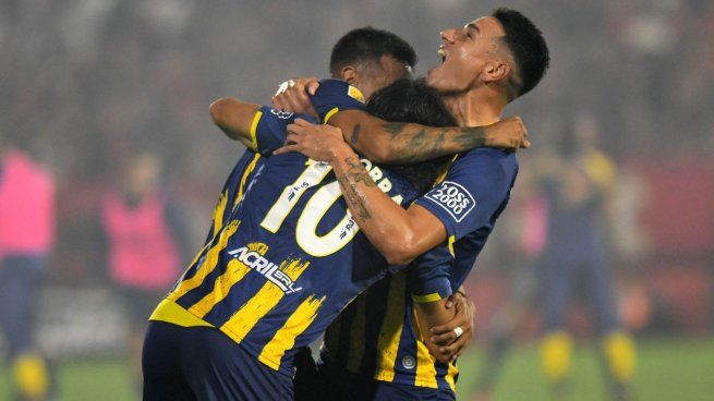 Abrazo. Rosario Central volvió a sonreír en el clásico con Newel