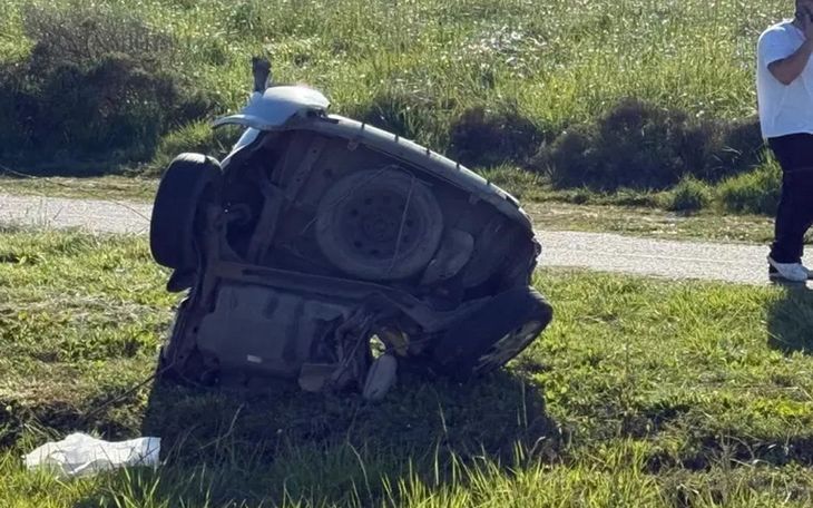 La parte trasera del auto que quedó a 40 metros de la calzada. La parte trasera del auto que quedó a 40 metros de la calzada.