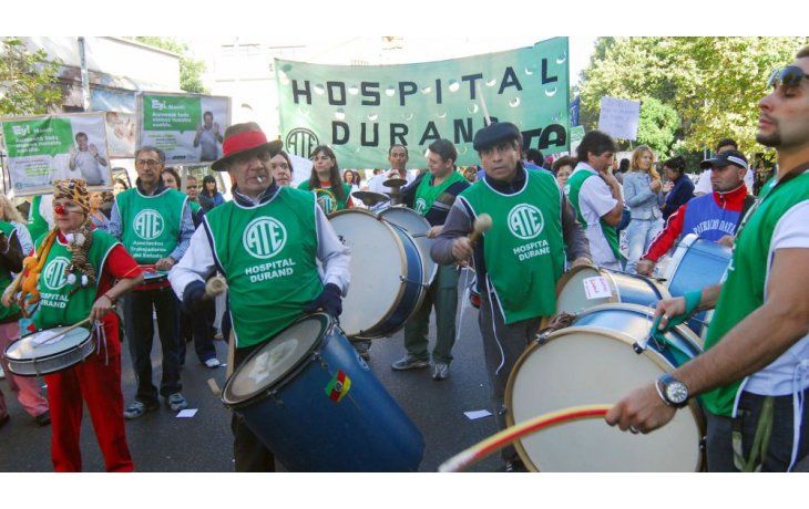 Trabajadores nucleados en ATE realizan la medida de fuerza por reclamos salariales y laborales