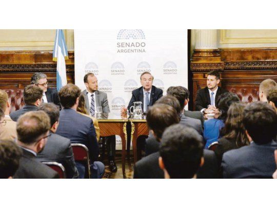 Campaña. Miguel Pichetto tuiteó su foto junto a becarios de todo el país de la Fundación Universitaria del Río de la Plata