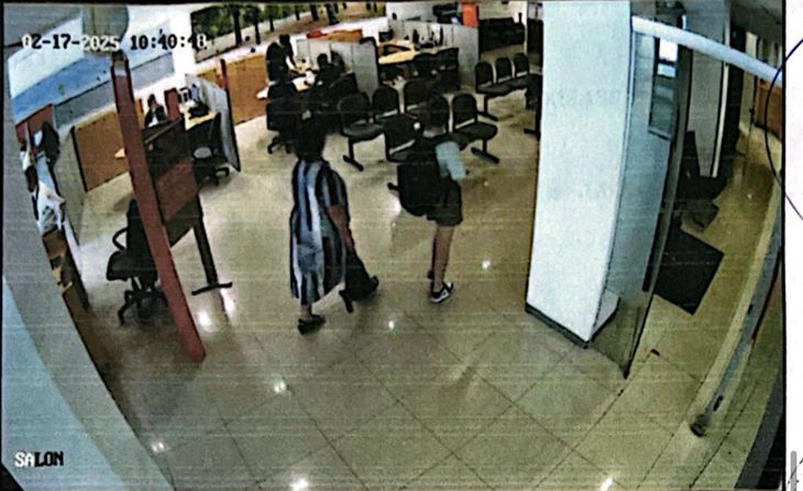 La imágen de la cámara de seguridad registra el ingreso de las mujeres a la institución con un bolso aparentemente vacío. La imágen de la cámara de seguridad registra el ingreso de las mujeres a la institución con un bolso aparentemente vacío.