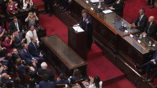 Un Milei desencajado se cruzó con la oposición: Sigan mintiendo manga de delincuentes. Un Milei desencajado se cruzó con la oposición: Sigan mintiendo manga de delincuentes.