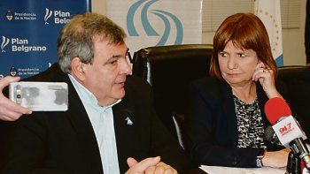 RESPALDO. La Casa Rosada disparó un diagrama de desembarcos en Chaco para apoyar a los candidatos de Juntos por el Cambio. Ayer fue el turno de Patricia Bullrich (Seguridad), con la mirada puesta en Carim Peche (a gobernador), Víctor Zimmermann (al Senado) y Gerardo Cipolini (a Diputados).&nbsp;