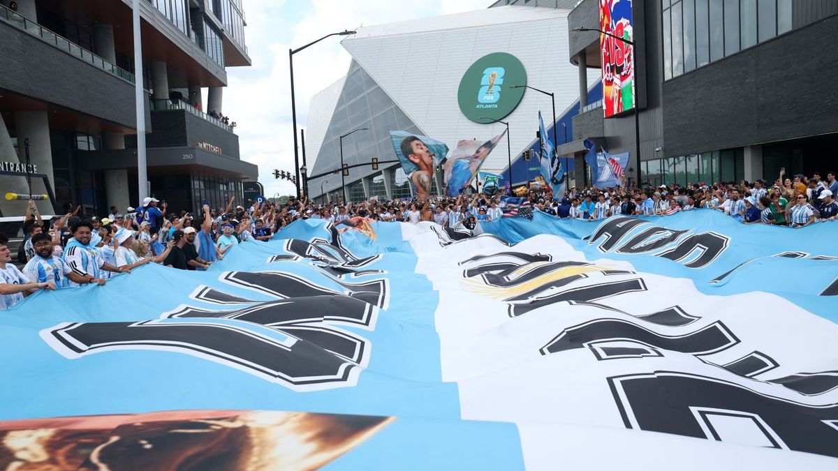 Una caravana de argentinos tiñó de celeste y blanco la ciudad de Atlanta en la previa de Argentina e Inglaterra