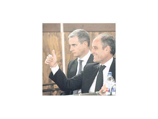 Ricardo Costa y Francisco Camps, exlíder del PP de la Comunidad de Valencia y expresidente regional, respectivamente, celebraron el fallo de un jurado que los declaró inocentes en un sonado juicio por corrupción.